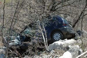 Nikšić: Automobil sletio sa puta, vozač prebačen u bolnicu