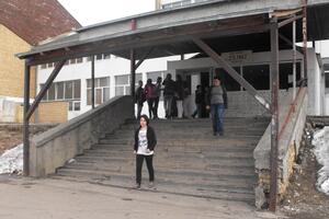 Srednjoškolac osumnjičen da je osnovca dva puta ubo nožem u grudi