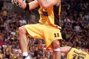 Valensija dovodi Dikudisa