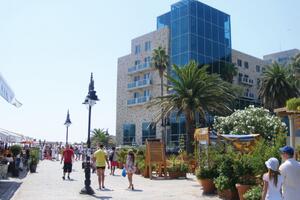 U petak promjenljivo oblačno, mjestimično sa slabom kišom