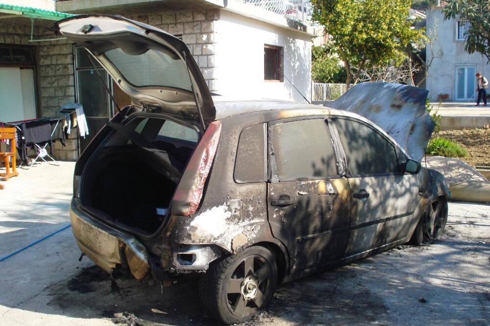 Zapaljeno auto, Ford Fiesta, Foto: Siniša Luković