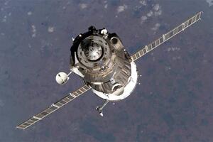 Zbog prolaska dijela satelita, kosmonauti se povukli u kapsule...