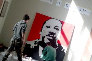 U holu beranske Gimnazije portret Martina Lutera Kinga