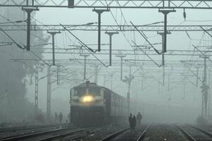 Indija: U sudaru voza i taksija 15 mrtvih