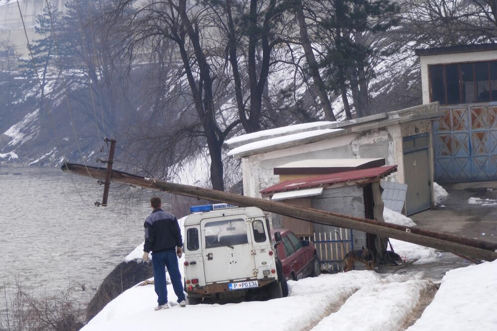 OBoreni stub, policijski džip, Foto: Beća Čoković