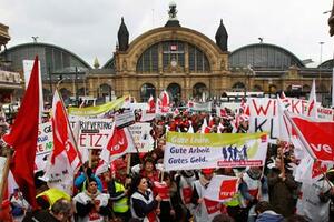 Njemačka: 20.000 državnih službenika štrajkuje tražeći povećanje...