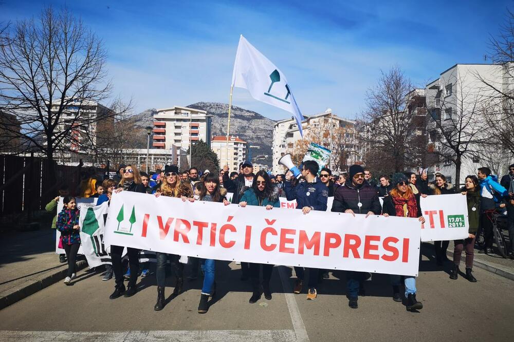 Kolona krenula ka Opštini, Foto: Vanja Kosović