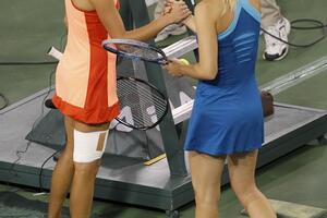 Ana Ivanović predala zbog povrede, Šarapova i Azarenka u finalu