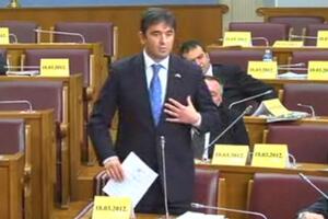 Opozicioni poslanici postavili ispred sebe 18.03.2012.