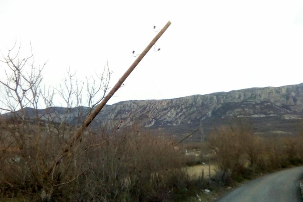 Jedan od oborenih električnih stubova u Martinićima, Foto: Borko Ždero