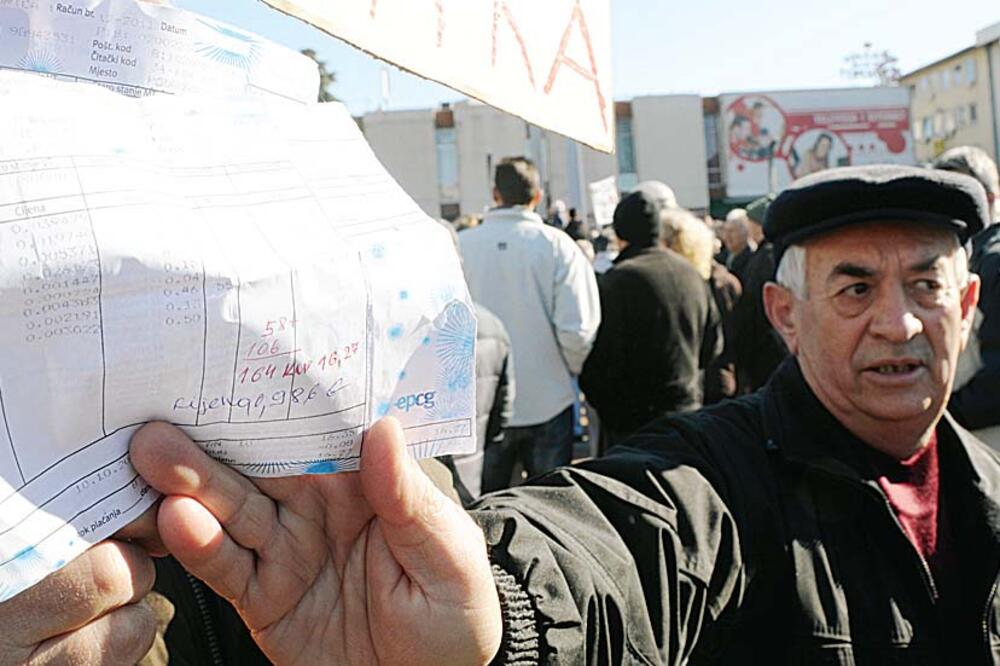 penzioner, protest, račun za struju, struja, Foto: Boris Pejović