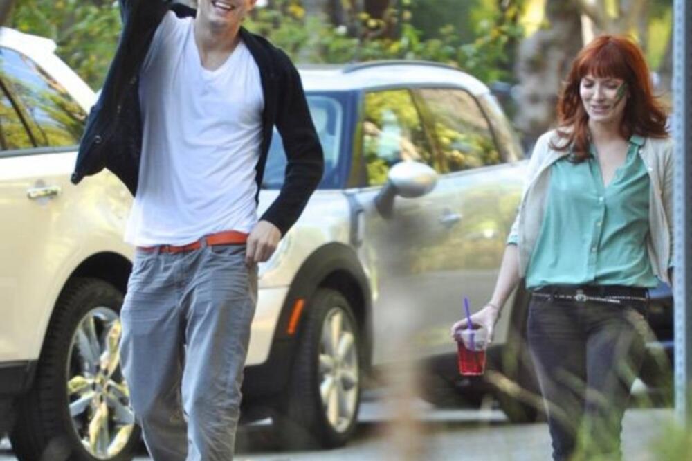 u zagrljaju loren?, Foto: Mirror.co.uk