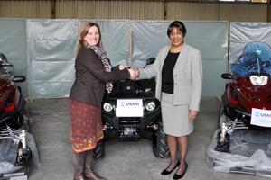 Ambasada SAD donirale motorne sanke Crvenom krstu