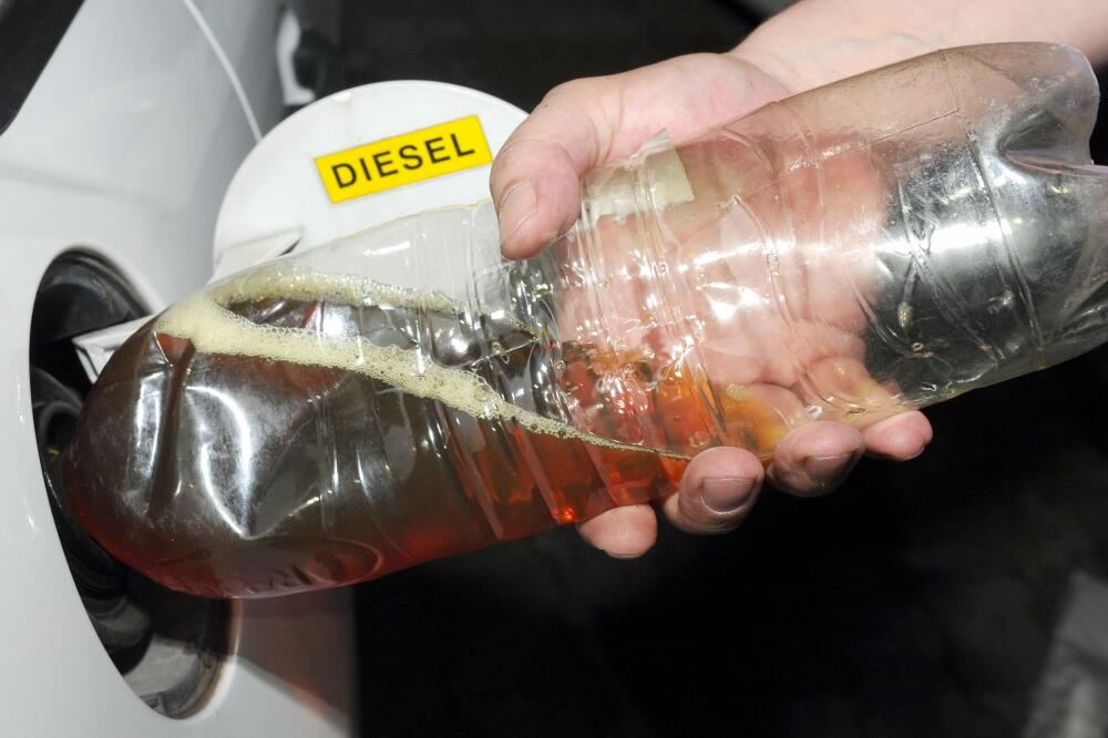 Gorivo crveni dizel boca, Foto: Savo Prelević