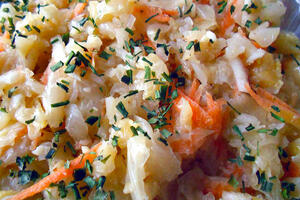 Salata od kisjelog kupusa sa šargarepom i jabukom