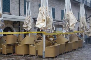 Na kafićima u Kotoru i dalje katanci