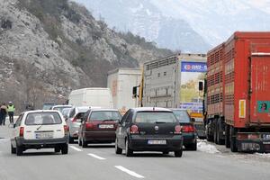 24 saobraćajne nezgode, tri osobe lakše povrijeđene