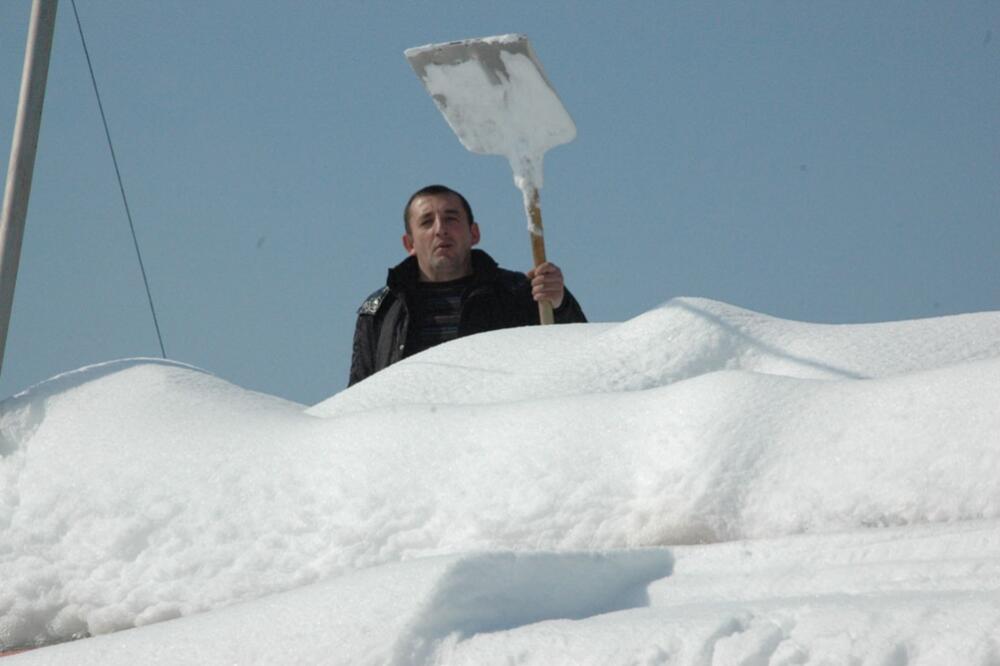 Nikšić snijeg lopata, Foto: Ivan Petrušić