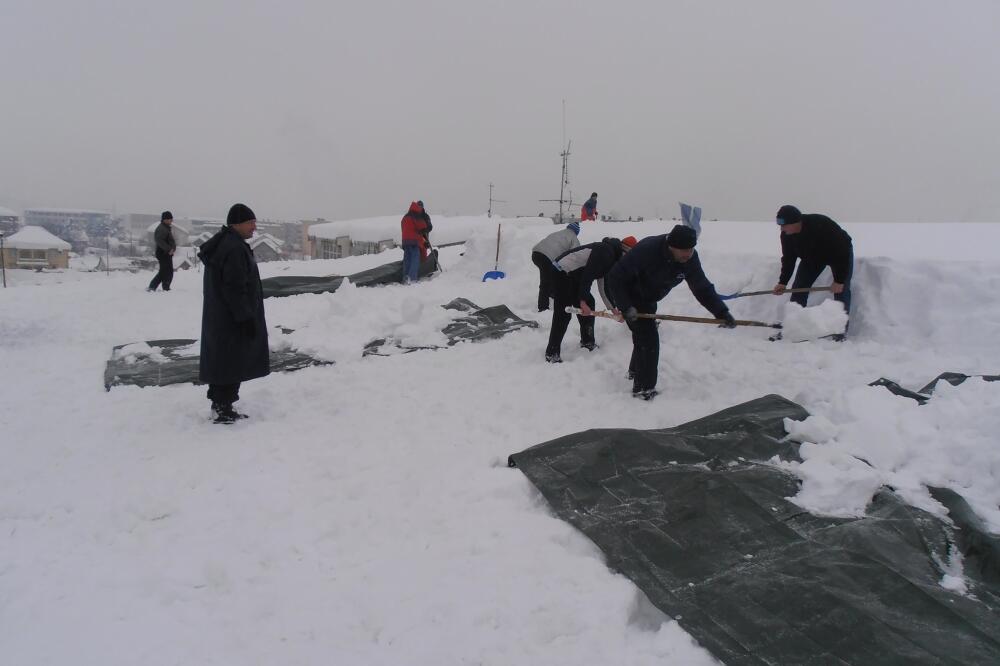 krov, snijeg niksic srednja trgovinska, Foto: Čitalac reporter