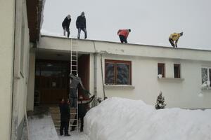 U Bijelom Polju alarmantno: Pod teretom snijega pucaju krovovi