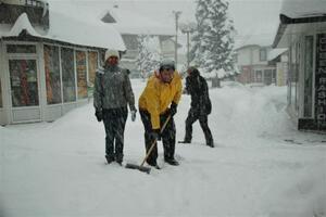 Berane: Odsječen dio grada, lopate za 8 eura