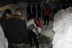 Cetinjani čiste oko Dvorca i bolnice