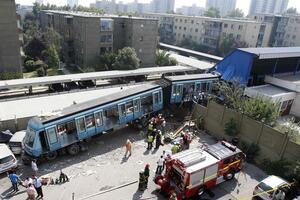 Voz izletio iz šina, zabio se u zgradu i pokupio automobile