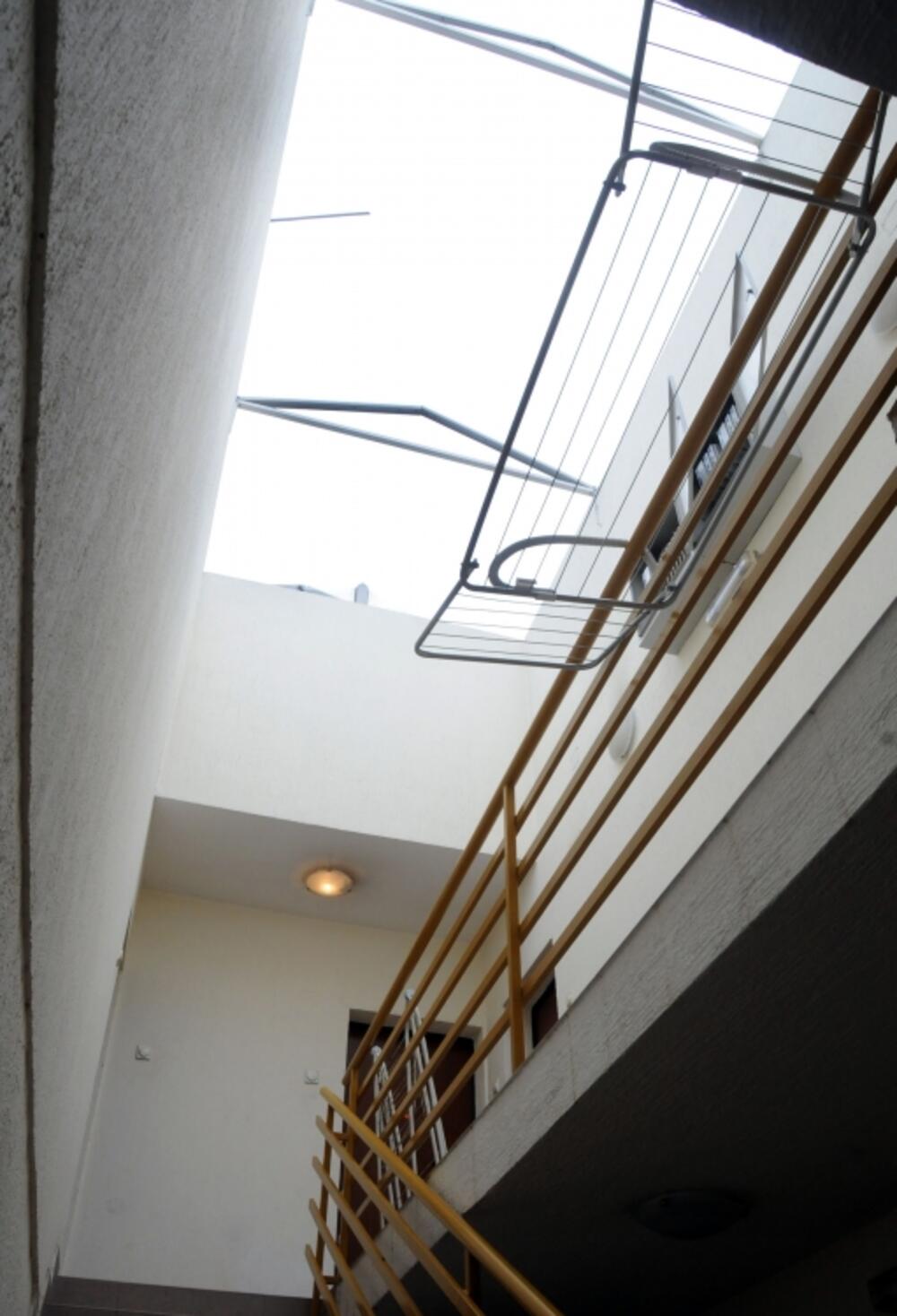 Zabjelo krov, zgrada