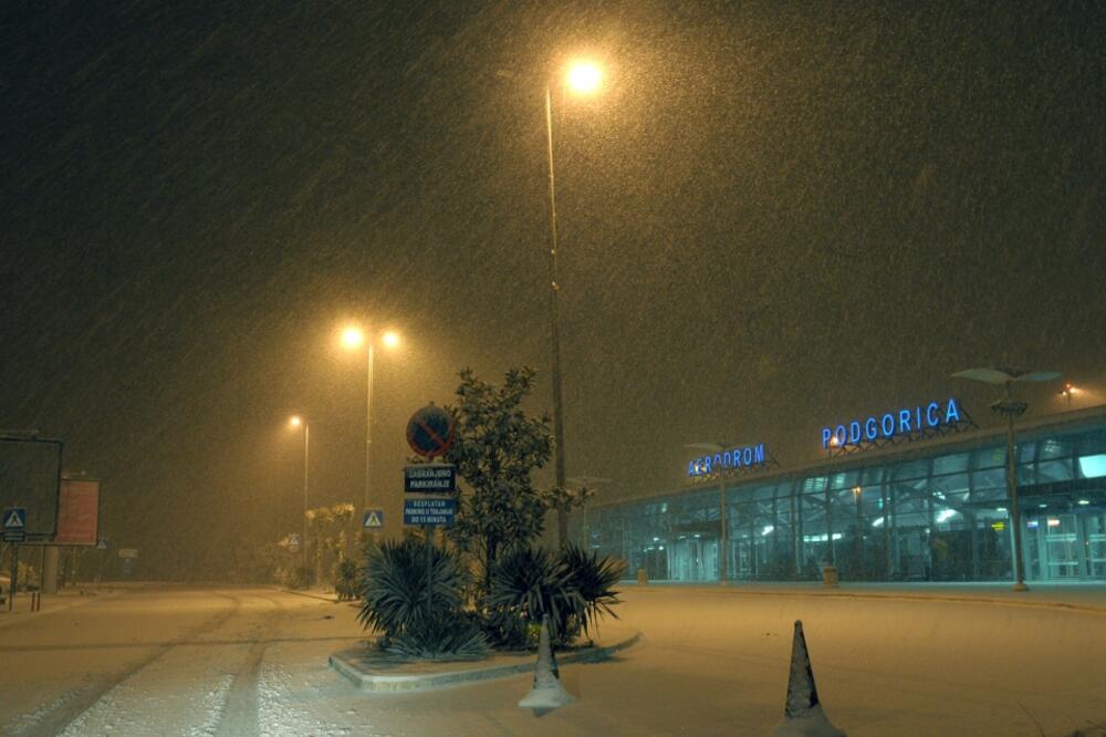 aerodrom snijeg, Foto: Savo Prelević