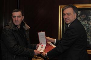 Vujanović odlikovao Milana Jeftića medaljom za hrabrost
