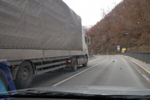 Put Podgorica - Kolašin: Kamion pretiče na punoj liniji