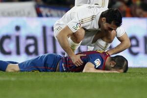 Inijesta i Sančez van stroja