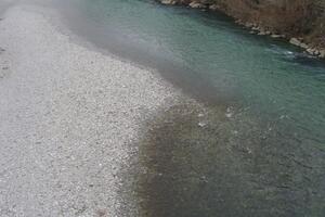 Nafta pliva po Morači