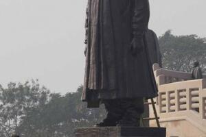 Indijska političarka uoči izbora podigla džinovske statue sebi u...