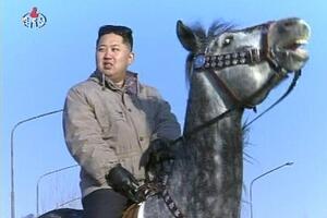 Kim Džong Un, genije nad genijima: Jaše konja, vozi tenk...