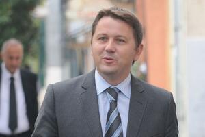 Rađenović kreše plate rukovodiocima