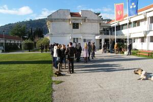 Radnici kulturnih institucija iz Budve protestovali ispred Opštine