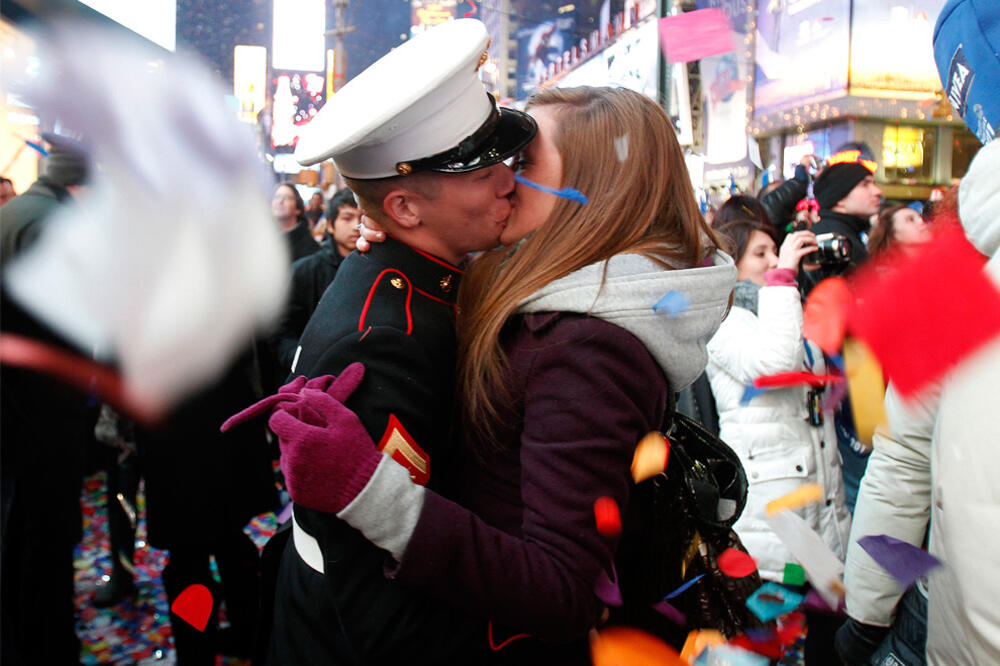 poljubac, nova godina, Foto: Boston.com