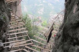 Najmanje šest učenika poginulo u udesu u Kini