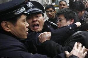 Kineska policija na protestima ubila dječaka od 15 godina