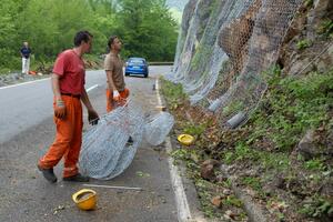 Vozite oprezno zbog odrona na putu