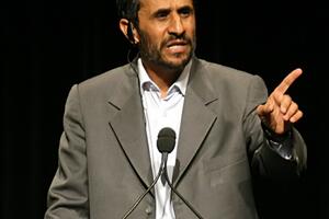 Nezadovoljni radnik cipelama gađao Mahmuda Ahmadinedžada