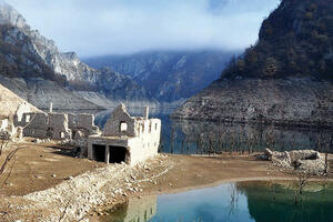 Iz Pivskog jezera izronio potopljeni manastir