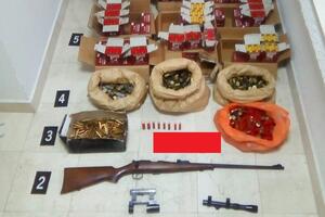 Danilovgrad: Policija u vozilu i kući otkrila oružje i municiju