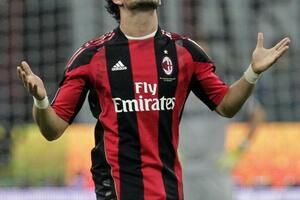 Milan ponudio Pata za Teveza