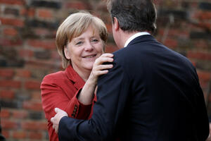 Merkel se bori za euro Kameron za Britaniju