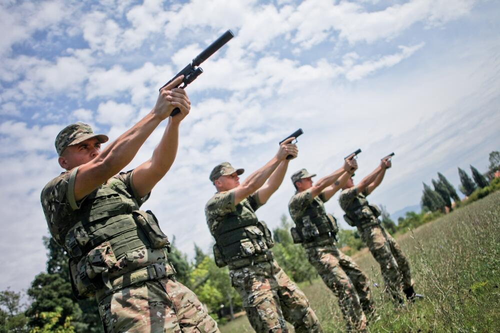 pistolj, vojska, Foto: Vlada Crne Gore