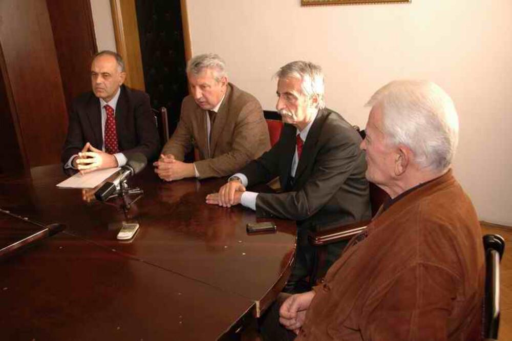 Nikšić, Opština, Humci, stanovi za penzionere, Foto: Ivan Petrušić