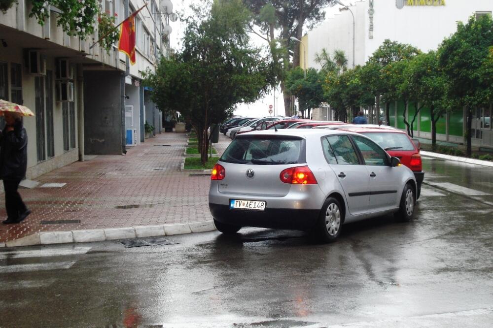 Veselin Smolović, nepropisno parkiranje, Foto: Siniša Luković