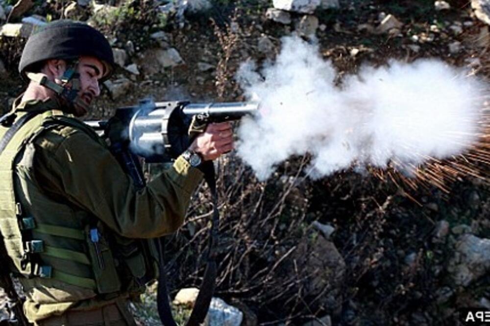 izraelski vojnik puca, Foto: EPA